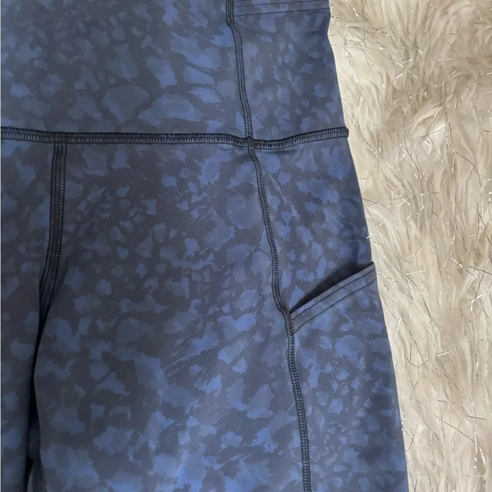 Lululemon Athletic High Rise‎ Navy and Black Patterned Con Crop Leggings Size 6